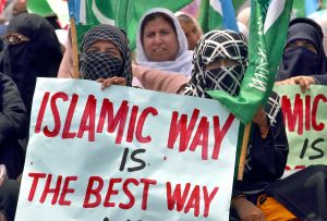 Příznivkyně rigidního islámu demostrují