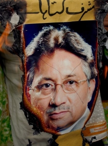 Demonstranti v Multanu pálili portréty svého prezidenta.