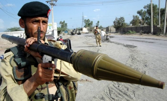 Příslušník pákistánské armády v akci proti Talibanu.
