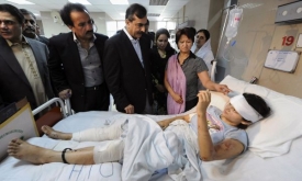 Měl být cílem on? Pákistánský premiér Gílání u zraněných v nemocnici.