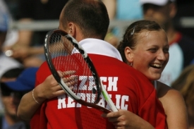 Kapitán Petr Pála gratuluje k výhře tenistce Petře Kvitové.