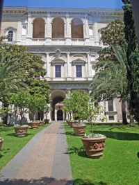 Palác Farnese - pohled do zahrady.