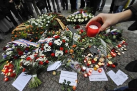 Lidé zakryli Palachův památník květinami a zapálenými svíčkami.