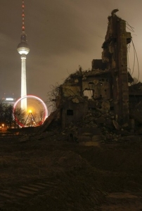 Poslední zbytky palace ční k berlínskému nebi.