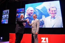 Dušan Palcr (vpravo), mocný muž z J&T, zahajuje vysílání Z1.