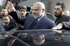 Palestinský premiér Ismail Haníja z hnutí Hamas nastupuje do auta cestou do saudskoarabské Mekky.