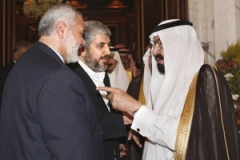 Saudský král Abdalláh mlvuí s palestinským premiérem Ismailem Haníjou a vedoucím představitelem Hamasu Chalidem Mišalem.