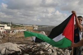 Děti s palestinskou vlajkou v oblasti Gazy.