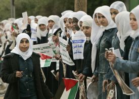 Protestující palestinské studentky u přechodu Erez