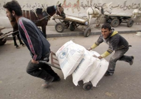 Palestinci se v obavách z blokády zásobují potravinami.