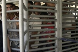 Palestinci, čekající na kontrolním izraelském bodu