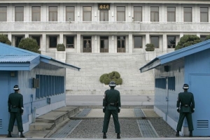 Jihokorejští vojáci stráží hranici. Přímo proti nim jsou Severokorejci