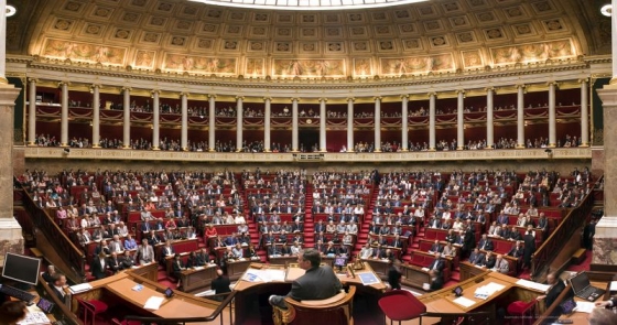 Interiér budovy francouzského národního shromáždění.