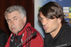 Trenér AC Milán Carlo Ancelotti a kapitán Paolo Maldini