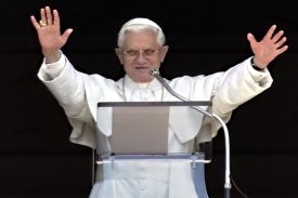 Papež Benedikt XVI žehná věřícím