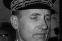 Maurice Papon v Paříži v policejní uniformě v březnu 1958