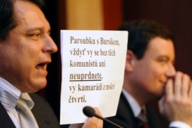Jiří Paroubek ukazuje anonymní dopis.