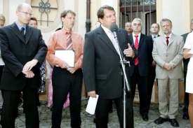 Podle Paroubka byl Doležel na možn&eacute; ovlivněn&iacute; privatizace mal&yacute; p&aacute;n.