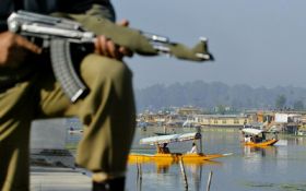 Indický voják na stráži v Kašmíru