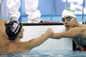 Plavci v cíli své disciplíny na paralympiádě v Pekingu.