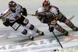 Dušan Andrašovský z Pardubic a Jiří Vykoukal ze Sparty Praha (vlevo) ve druhém utkání finále play off hokejové extraligy.