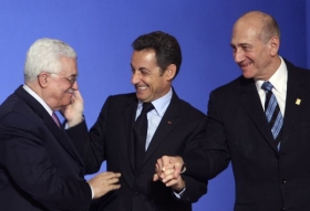 Summitová srdečnost. Palestinec Abbbás, Sarkozy a Izrealec Olmert.