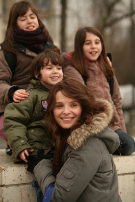 Juliette Binocheová jako sociální pracovnice Élise ve filmu Paříž.