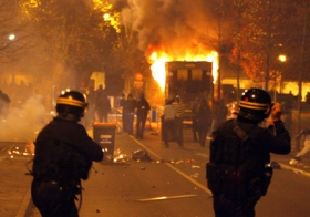 Nepokoje v ulicích Paříže.