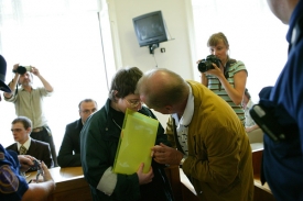 Barbora Škrlová byla prý sama týrána. Na snímku se svým advokátem.