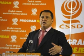 Změny na vládních postech kritizuje také Jiří Paroubek.