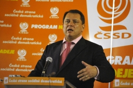 Jiří Paroubek povolí svým poslancům hlasovat pro mise.