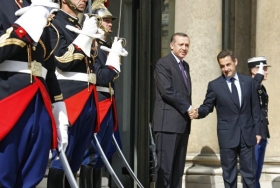 Sarkozy vítá tureckého premiéra Erdogana.