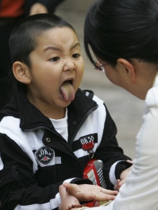 Vyšetření dětí v Kunmingu.