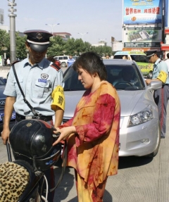 Policejní kontroly se v Sin-ťiangu zpřísnily.