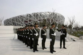 Chlouba Číny: armáda a nový olympijský stadion.