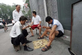 Každý zjevně olympiádou nežije. Momentka z ulic Pekingu.