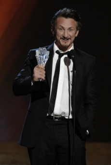 Sean Penn oceněný za roli v biografickém snímku Milk.