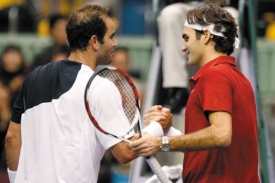 Pete Sampras se zdraví s Rogerem Federerem (vpravo).
