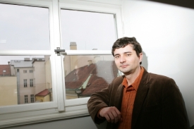 Stínový ministr ČSSD Petr Petržílek už pro Janstu nepracuje.
