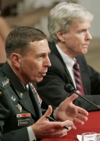 David Petraeus (vlevo) a Ryan Crocker