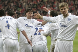 Hráči Petrohradu oslavují jeden z gólů v síti Leverkusenu.