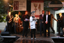 Na slavnostním zahájení festivalu nechyběli primátor města Prahy Pavel Bém a Meda Mládková.