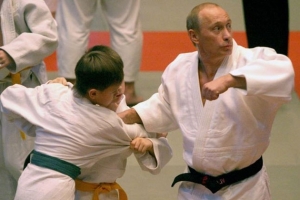 Vladimir Putin předává své zkušenosti ruské mládeži.