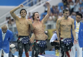 Radost americké štafety z olympijského triumfu. Phelps úplně vpravo.