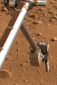 Robotická ruka už nyní bezvládně spočívá na povrchu Marsu.