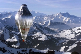 Balon Breitling Orbiter III nad švýcarskými Alpami.