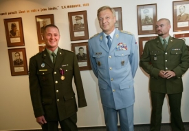 Generál Vlastimil Picek předal vyznamenání zraněným vojákům.