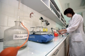 Laboratoř v Kyjevě testuje pravost léků.