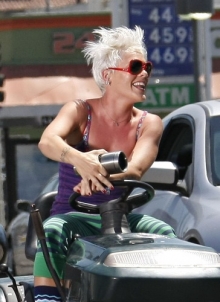 Pink řádila na Sunset Boulevardu.