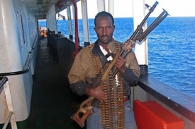 Somálský pirát na jedné z napadených lodí.
